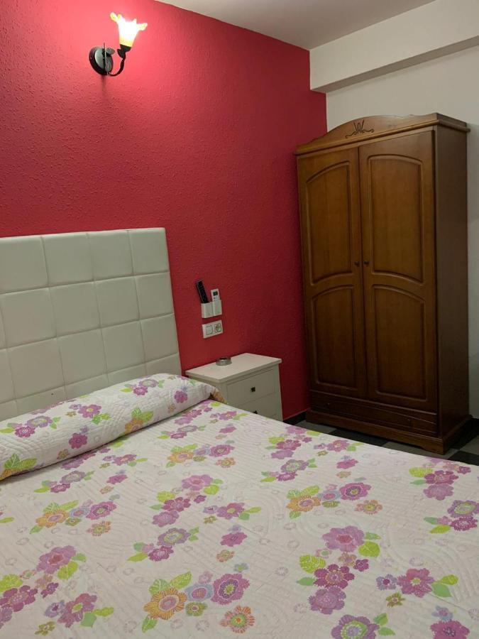 Hostal El Emigrante Dos Hermanas Exterior photo